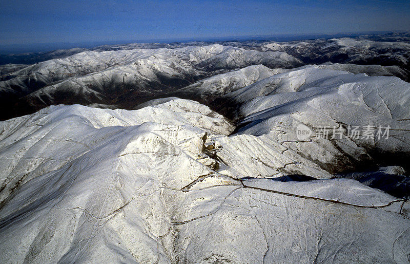 雪山曼扎内达山在背景O Courel和O Ancares